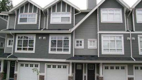 3 Bedrooms Townhouse in Champlain Gardens