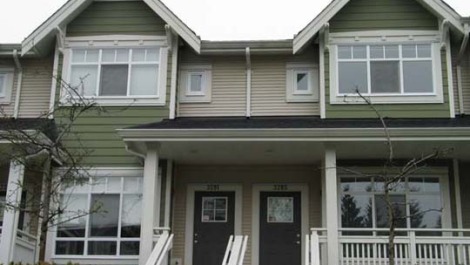 3 Bedrooms Townhouse in Champlain Gardens
