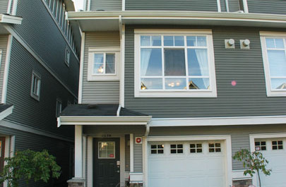 Rarely Available 3 Bedrooms Townhouse in Champlain Gardens