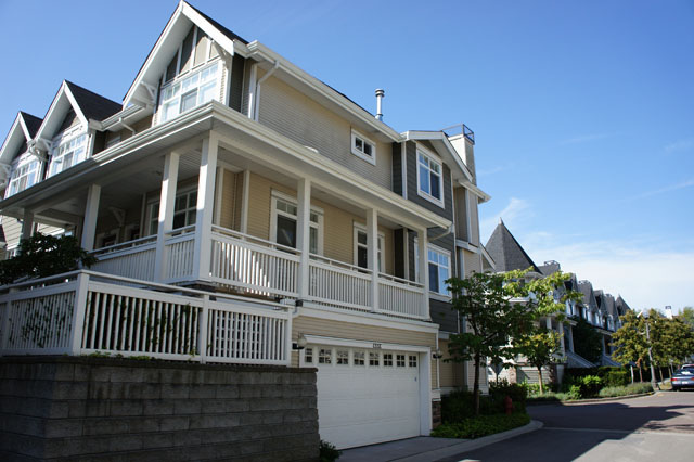 Rarely Available Four Bedrooms Townhouse In Champlain Gardens