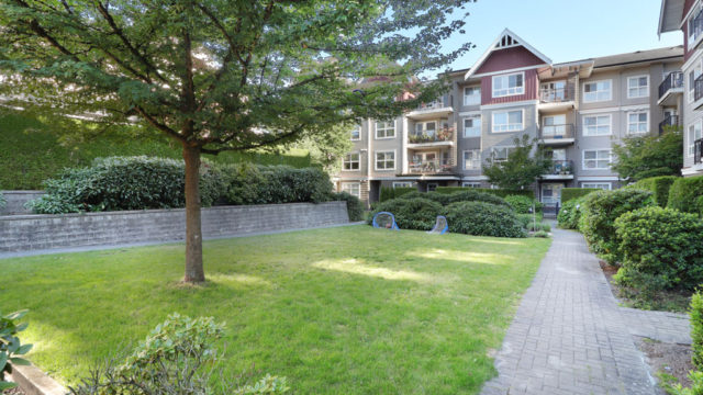 Corner Unit 3 Bedrooms Townhouse in The Brittany at Champlain Gardens