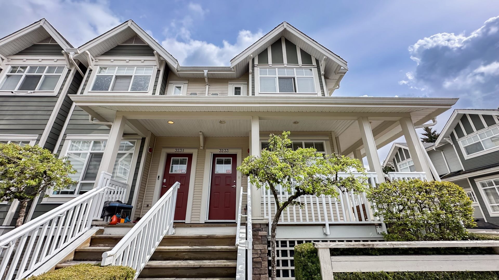 Most Desirable 4-bedroom Townhouse with Double Side-by-Side Garage